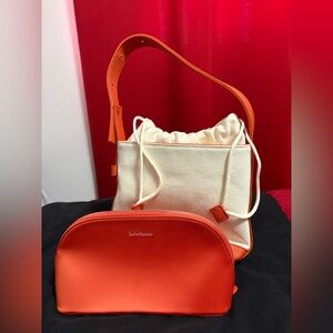 New Orange and Cream Handbag Set Sulwhasoo
1 Makeup Pouch
1 Small Shoulder Bag